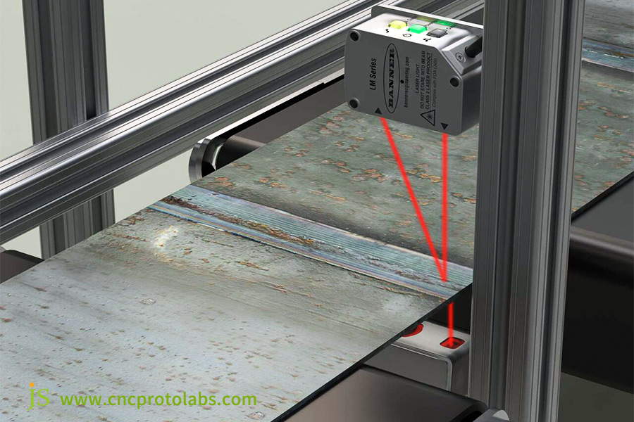 Les capteurs de mesure laser sont utilisés pour mesurer l'épaisseur de la jauge métallique.