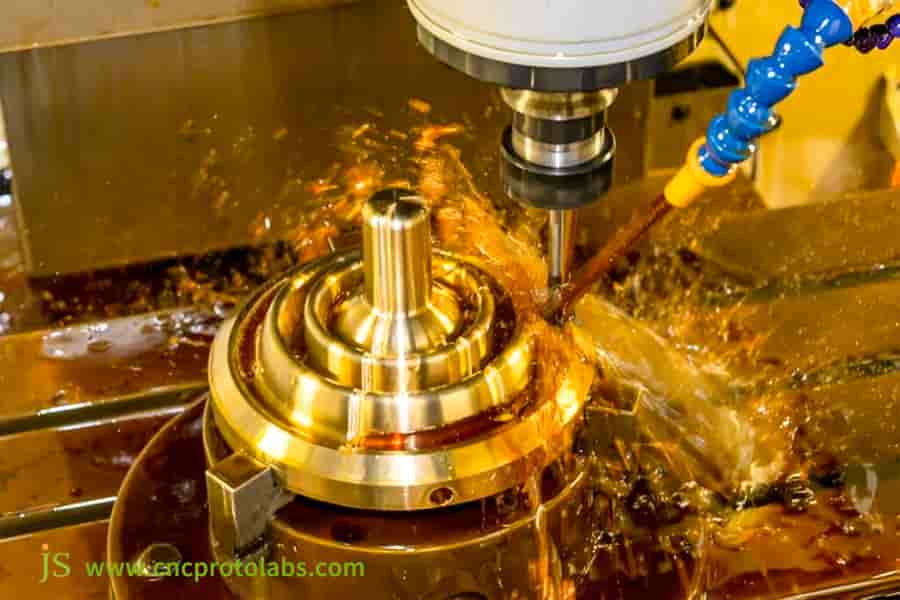 Spülen Sie die Späne während der CNC-Bearbeitung mit Kühlmittel ab.